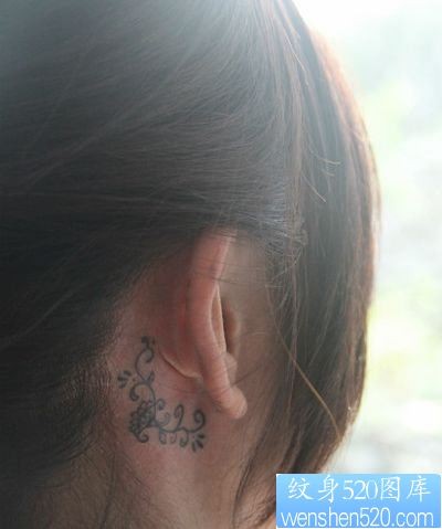 点击大图看下一张：女孩子耳部精致的图腾藤蔓纹身图片