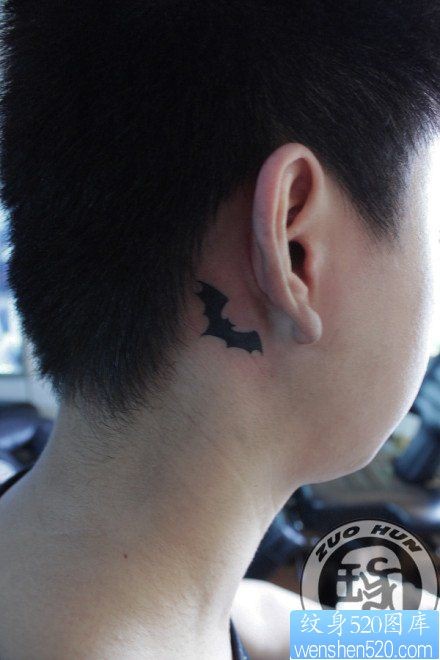 点击大图看下一张：耳部时尚潮流的图腾蝙蝠纹身图片