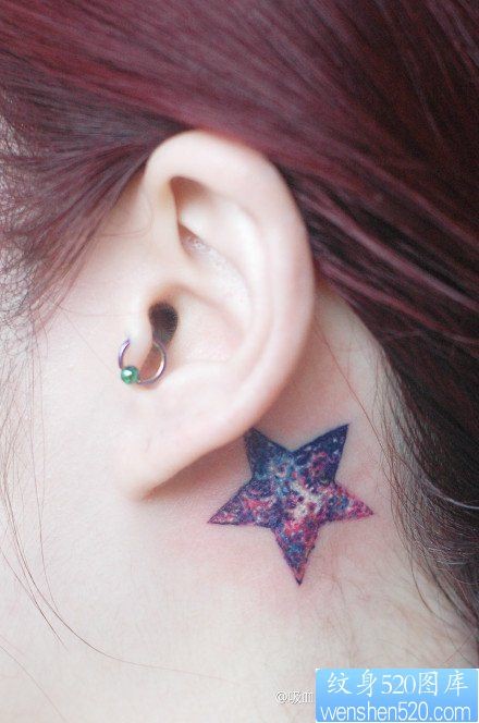 点击大图看下一张：女人耳部时尚精美的五角星星空纹身图片