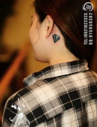 女人耳部小巧时尚的彩色钻石纹身图片