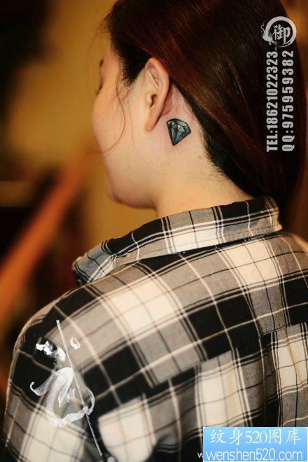 点击大图看下一张：女人耳部小巧时尚的彩色钻石纹身图片