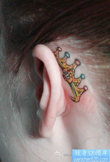 点击大图看下一张：女人耳部小巧潮流的皇冠纹身图片