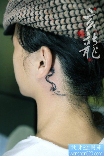 点击大图看下一张：女人耳部时尚经典的一幅恶魔尾巴纹身图片