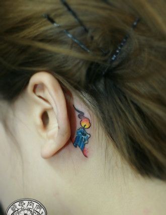 点击大图看下一张：女孩子耳部彩色小蜡烛纹身图片