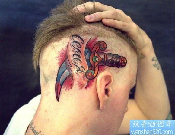 点击大图看下一张：男人头部经典超酷的匕首纹身图片