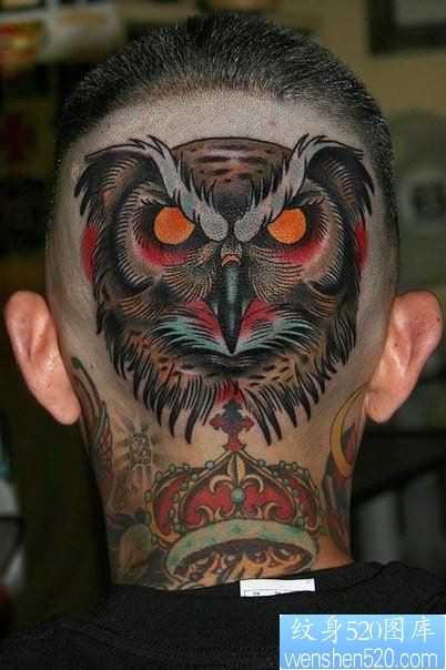 点击大图看下一张：男人头部一幅经典帅气的猫头鹰纹身图片