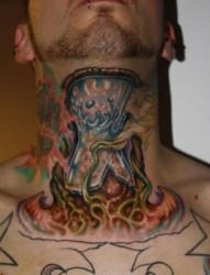 颈部纹身图片：颈部彩色蚂蚁纹身图片纹身作品