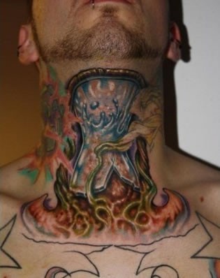 点击大图看下一张：个性脖子上喉结处houjiechu的刺青图片作品