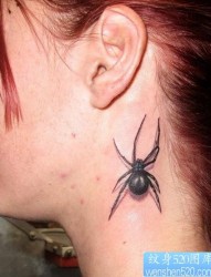 纹身520图库：美女颈部黑蜘蛛文身图片作品