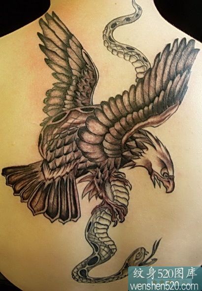 点击大图看下一张：后颈下部老鹰扑蛇纹身图案