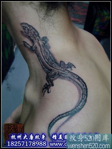 点击大图看下一张：脖子上面的长尾黑色大蜥蜴纹身