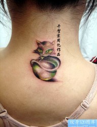 女人颈子图腾猫咪纹身图片