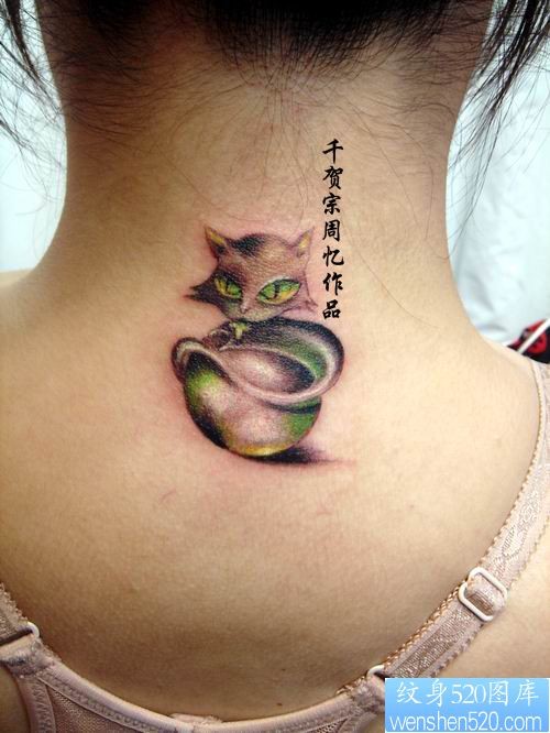 点击大图看下一张：女人颈子图腾猫咪纹身图片