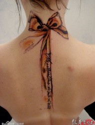 系在颈部的蝴蝶结纹身真的很美