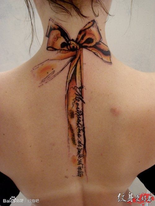 点击大图看下一张：系在颈部的蝴蝶结纹身真的很美