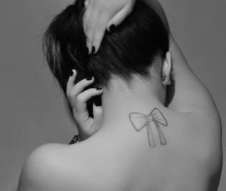 点击大图看下一张：女生颈部后面的漂亮蝴蝶结图片图2
