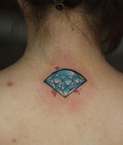 点击大图看下一张：女人颈部蓝色钻石纹身图片