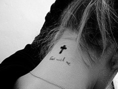 点击大图看下一张：女孩颈部艺术十字架纹身图