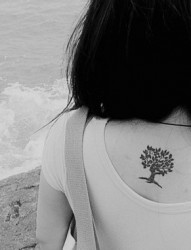 少女后背清纯小树纹身图