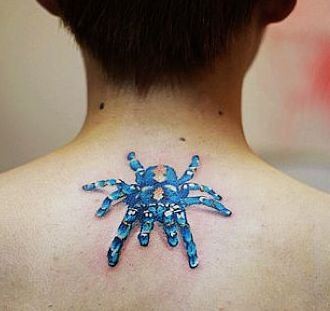 点击大图看下一张：颈部纹身图片：颈部彩色蜘蛛纹身图片纹身作品