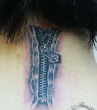 点击大图看下一张：颈部纹身图片：颈部拉链纹身图片纹身作品