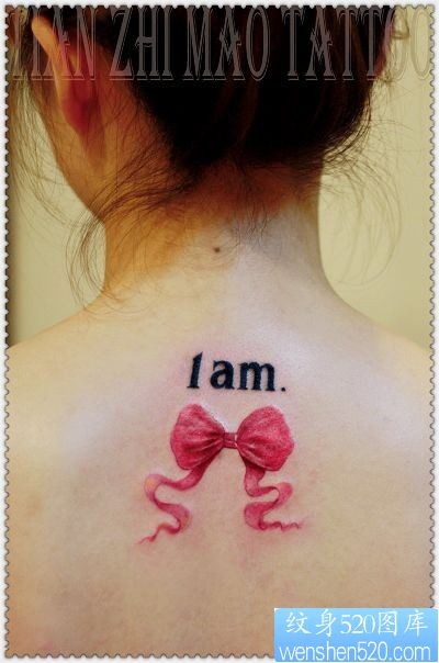 点击大图看下一张：非主流女孩颈部蝴蝶结纹身图片