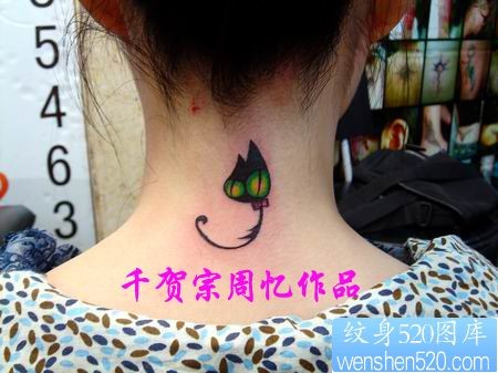 点击大图看下一张：可爱女人后颈图腾猫咪纹身作品