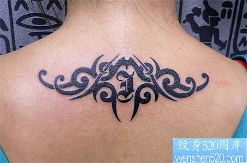 点击大图看下一张：女性颈部图腾藤蔓纹身图片