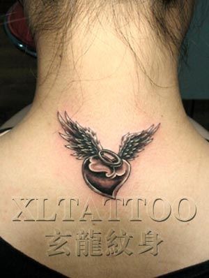 点击大图看下一张:超酷美眉颈部爱心翅膀纹身图片