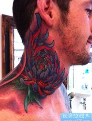 男生脖子处好看的彩色菊花纹身图片