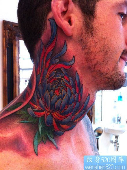 点击大图看下一张：男生脖子处好看的彩色菊花纹身图片