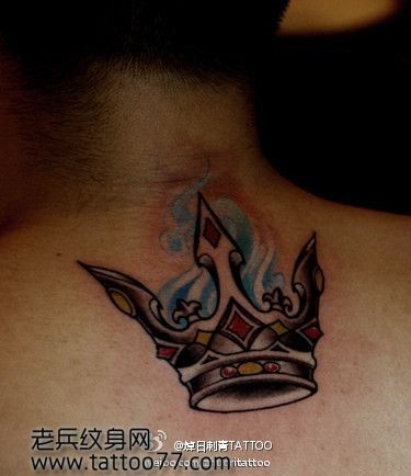 点击大图看下一张：经典的颈部皇冠纹身图片