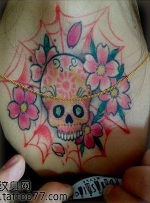 点击大图看下一张：唯美的颈部骷髅樱花纹身图片