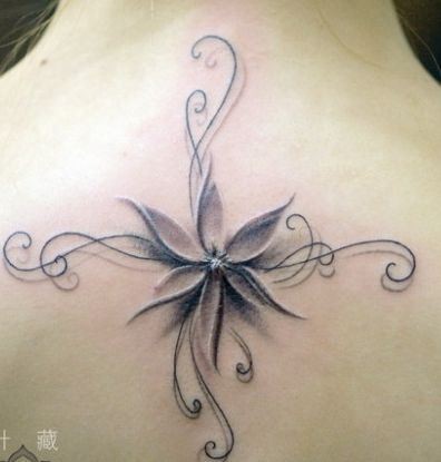 点击大图看下一张：颈部纹身图片：颈部花卉藤蔓纹身图片纹身作品