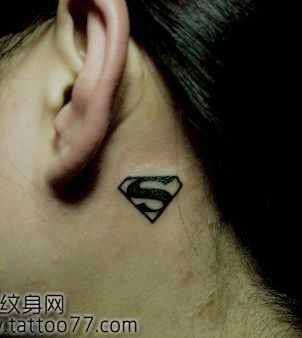 点击大图看下一张：美女颈部超人标志纹身图片
