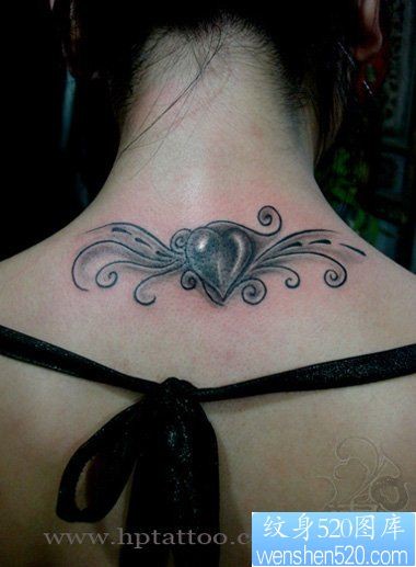 点击大图看下一张：颈部纹身图片：美女颈部爱心纹身图片作品