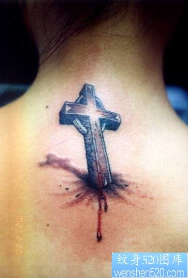 点击大图看下一张：颈部十字架纹身作品