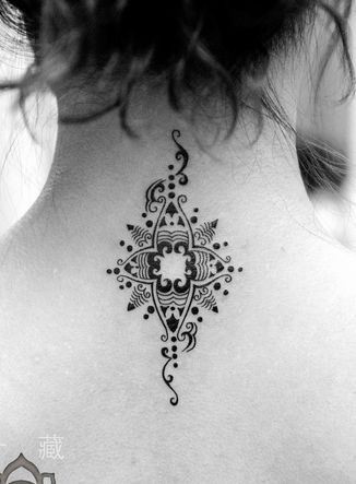 点击大图看下一张：女人颈部流行的印度风格图腾纹身图片