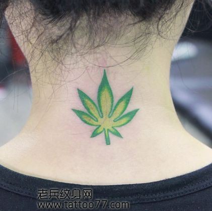 点击大图看下一张：美女颈部彩色树叶纹身图片