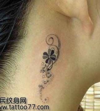 点击大图看下一张：美女脖子处四叶草藤蔓纹身图片