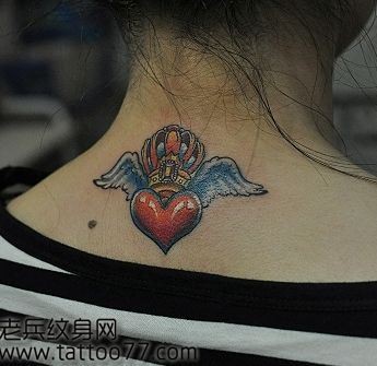 点击大图看下一张：潮流好看的颈部爱心翅膀皇冠纹身图片