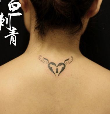 点击大图看下一张：女孩子颈部好看的图腾爱心翅膀纹身图片
