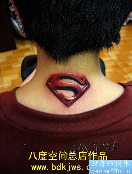 点击大图看下一张：颈子超人标志纹身图片