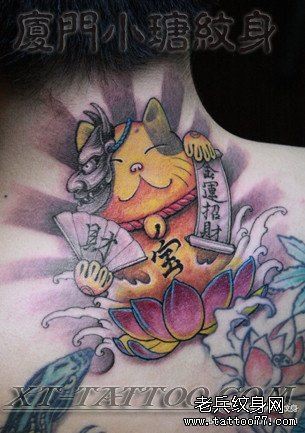 点击大图看下一张：男生脖子处好看的彩色招财猫纹身图片