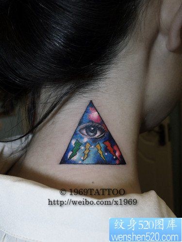 点击大图看下一张:美女脖子处漂亮的彩色眼睛与星空纹身图片