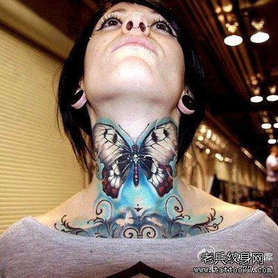 点击大图看下一张：女性脖子处精美潮流的蝴蝶纹身图片