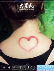 一幅女孩子颈部爱心纹身图片