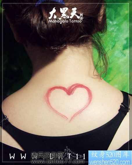 点击大图看下一张：一幅女孩子颈部爱心纹身图片