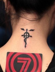 女孩子颈部图腾十字架蛇纹身图片