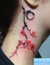 女人脖子处唯美的梅花纹身图片